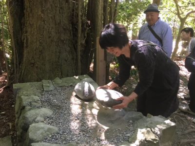 日本全国おもかる石がある神社を9つご紹介 初詣や運試しにおすすめ ご まるのトレンドpocket